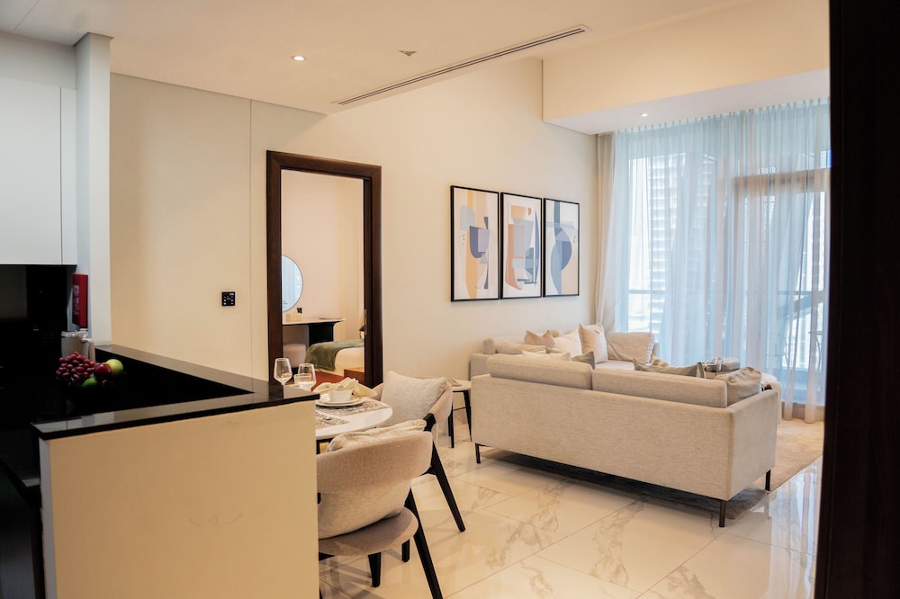 Cozy 1BR With Canal Views Full Amenities