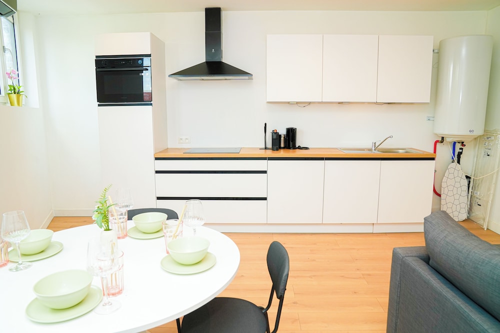 Cozy 1BR With Living Room Near City