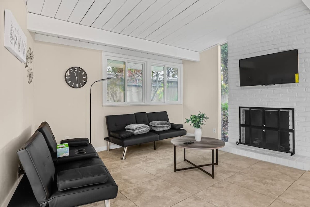 Entire 3br House With Playground