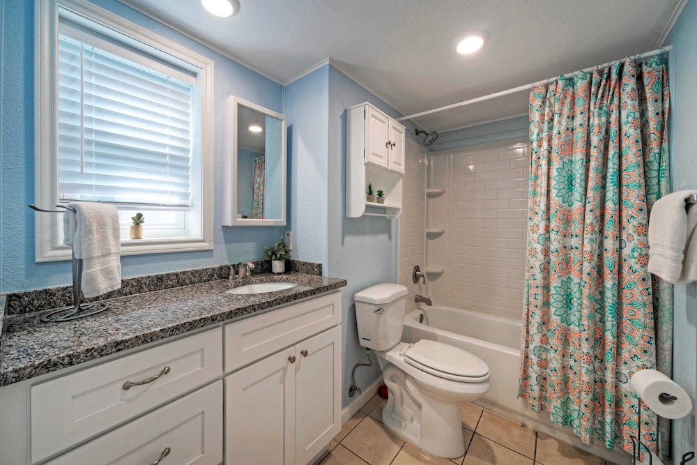 Beachfront Condo w/ Ocean View, 2 Pools, Boardwalk to the Beach Island Getaway