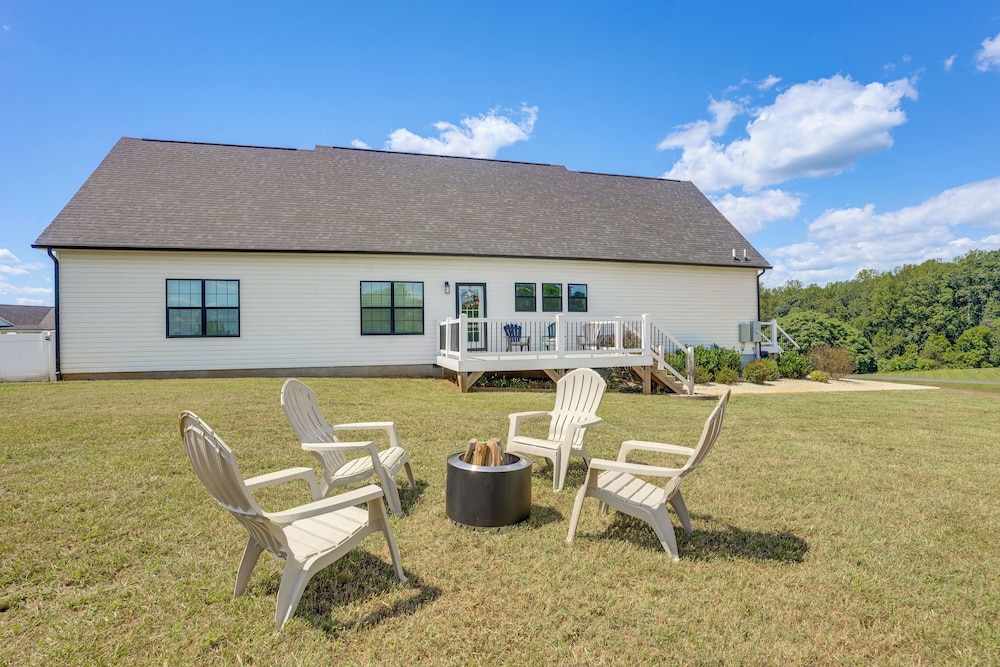 5 Mi to Lake Anna State Park: Modern Family Home!