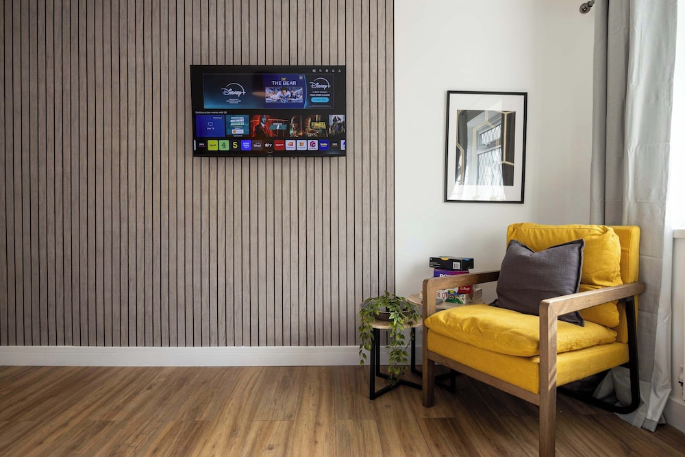 Spacious Apartment Near MCR Airport