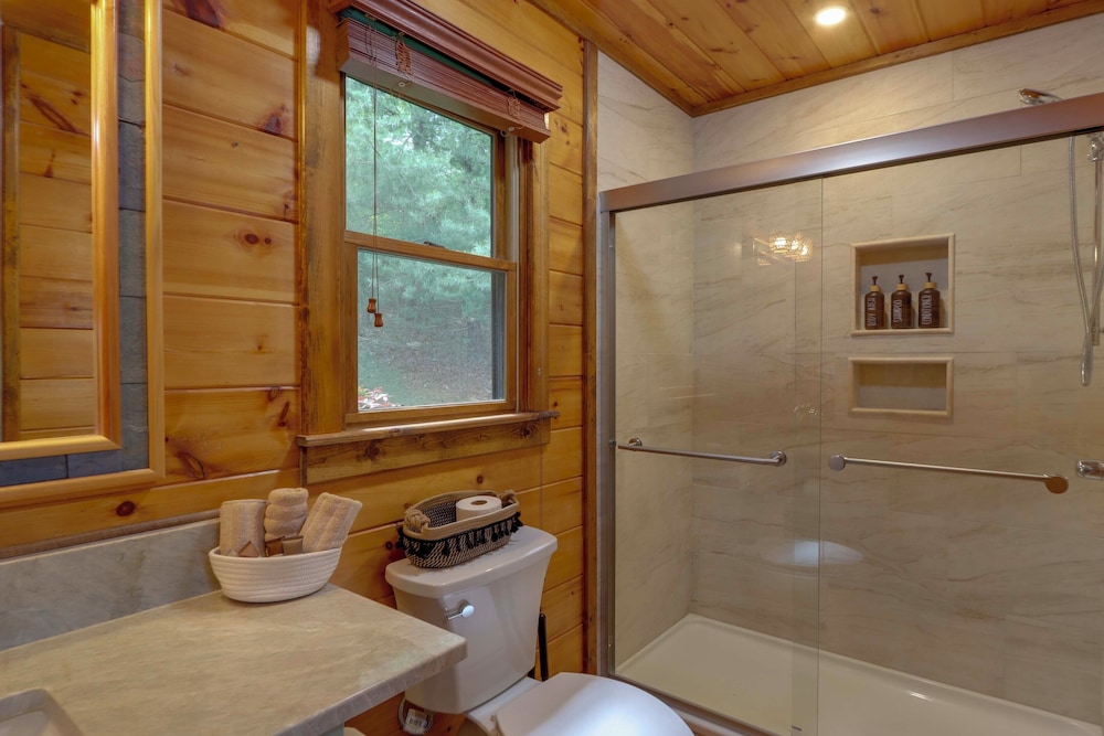 Family Friendly: Hot Tub Haven in Mineral Bluff!