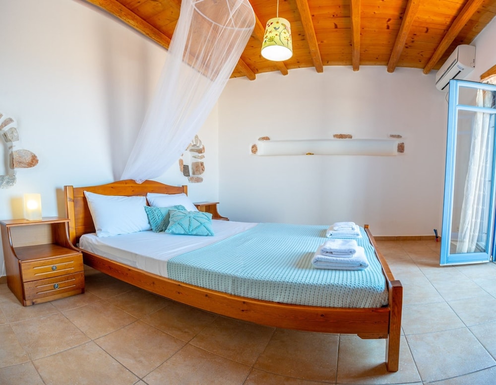 Villa Ioanna for 10 - Allparos Villas