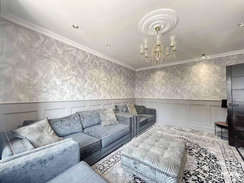 Elegant Family Home, 2x Jacuzzi Corner Bath
