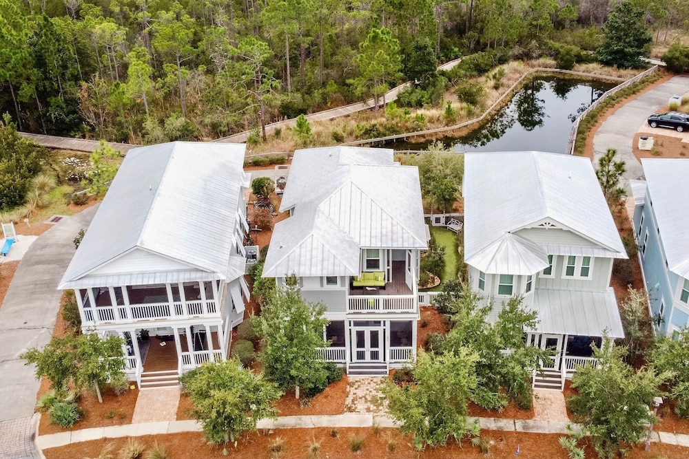 Pearl by Avantstay Idyllic Seaside Getaway w 2 Large Decks Lush Garden