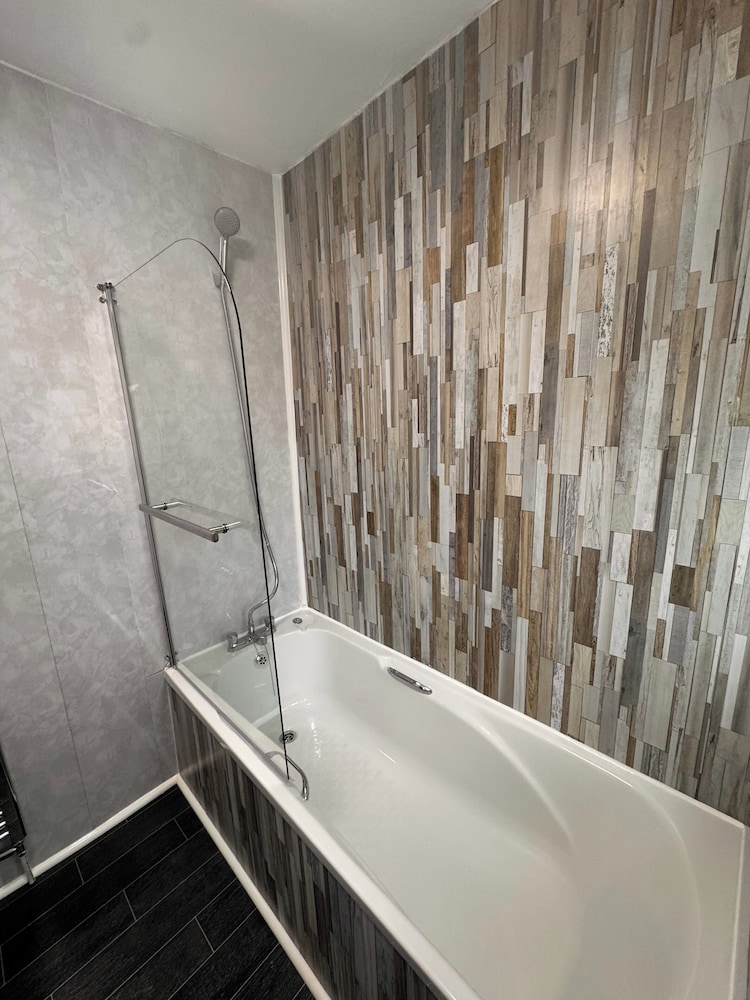 House - Sleeps 6 - Pet Friendly - Garden - Parking