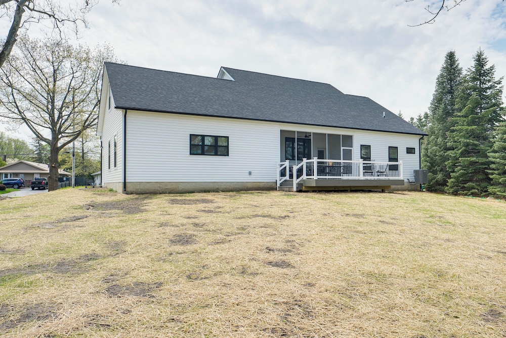 Walk to Lake Erie: Sleek Retreat w/ Screened Patio