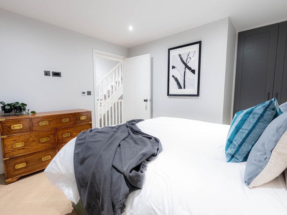 Three Bedroom Near Brick Lane by Belvilla