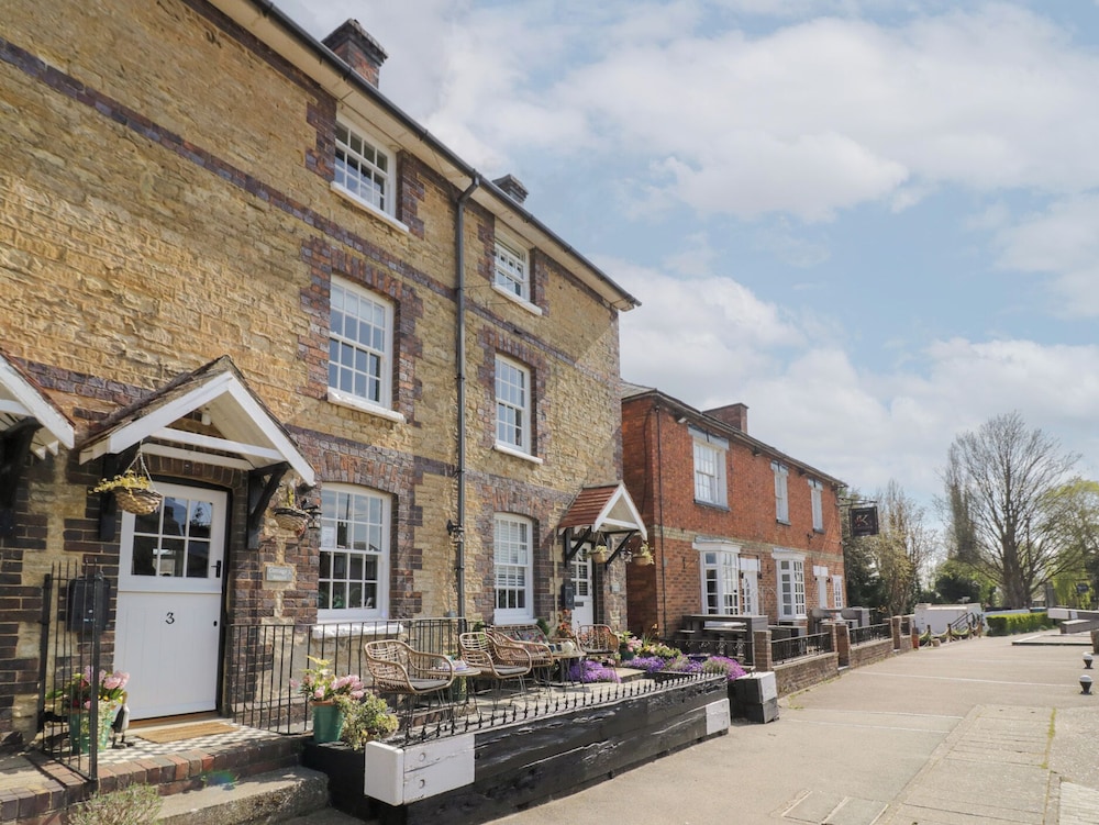 3 Canalside Cottages
