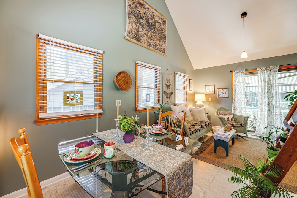Unique & Artistic Retreat Near Rehoboth Beach!