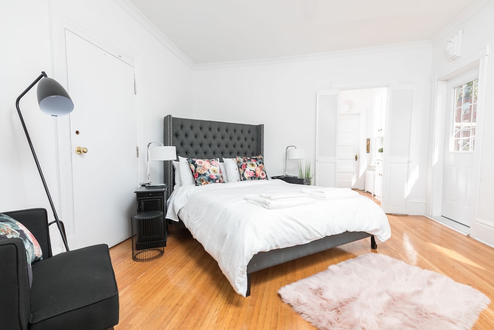 Applewood Suites - Bathurst & College