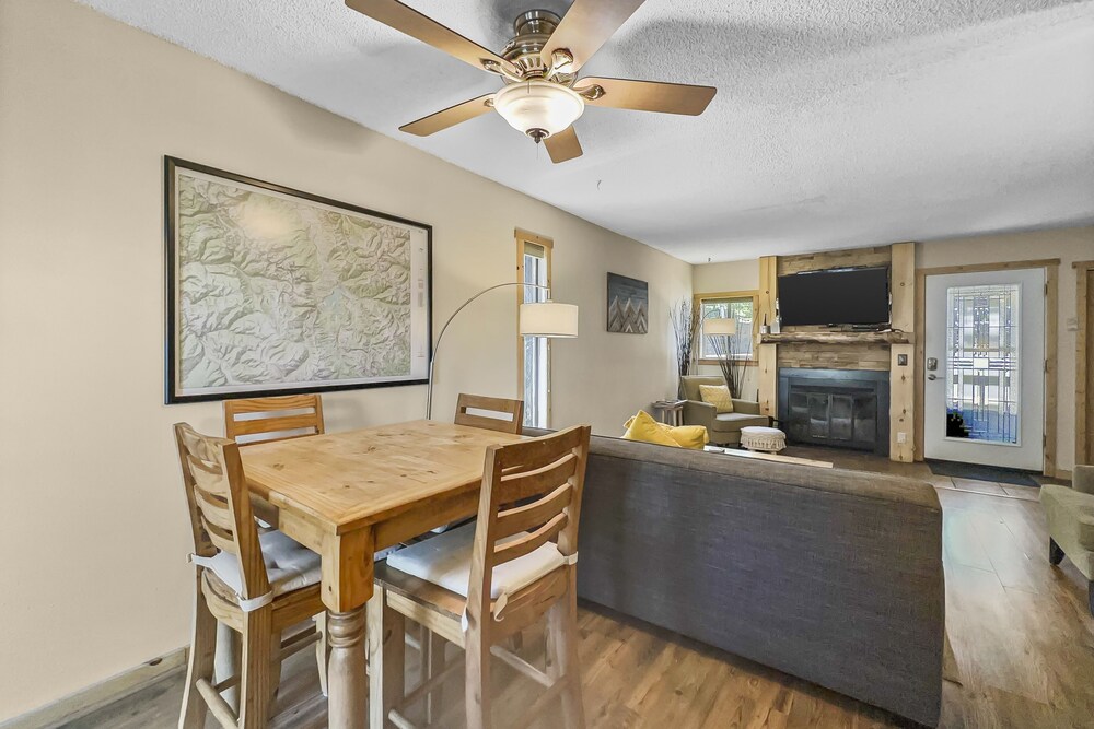 6952 Villamont Townhomes 2br 2ba 3 Bedroom Condo by RedAwning view 4