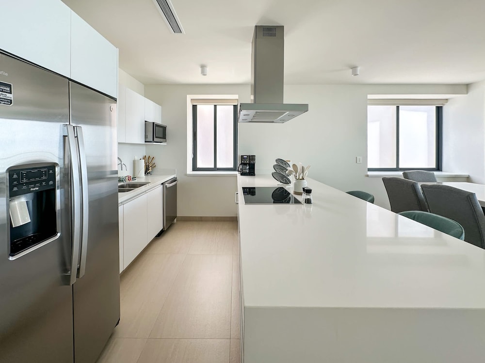Paradise Found Luxe 2BR Condo in Iconic Location