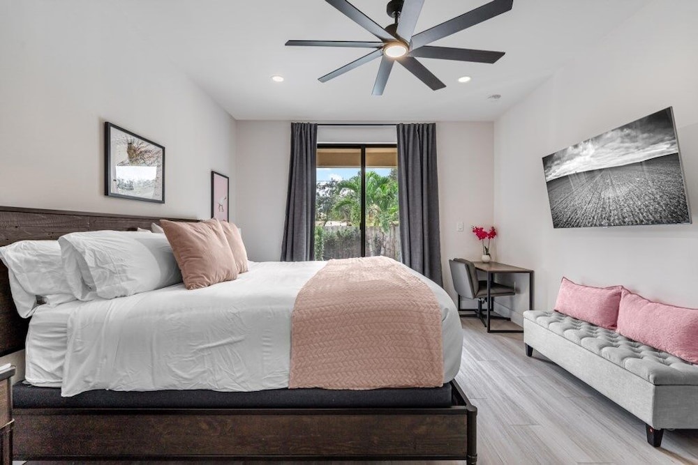 Fox Sonata Downtown Pool House 3 Bedroom Home