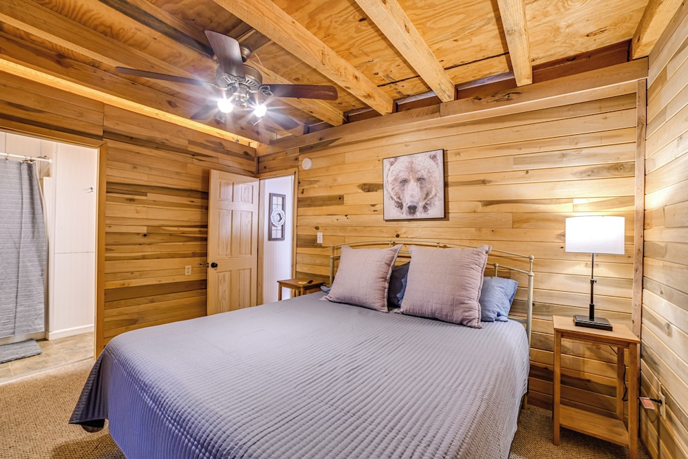 Steps to Kentucky Lake: Cozy Cabin w/ Deck!