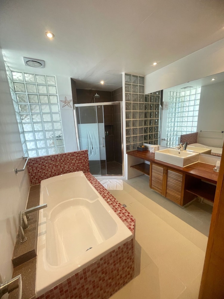 Calypso Beach & Dive Resort