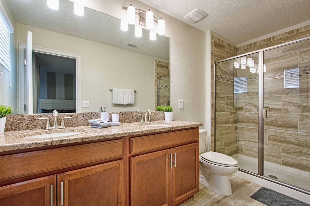 Spacious 6 Bed Home With Pool in Prime Storey Lake