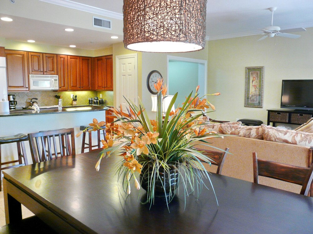 Luxurious Esplanade Condo Overlooking bay