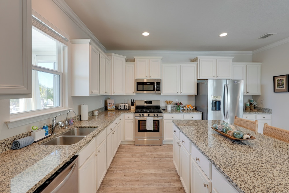 Steps to Shore: Windmark Beach Retreat w/ Balcony!
