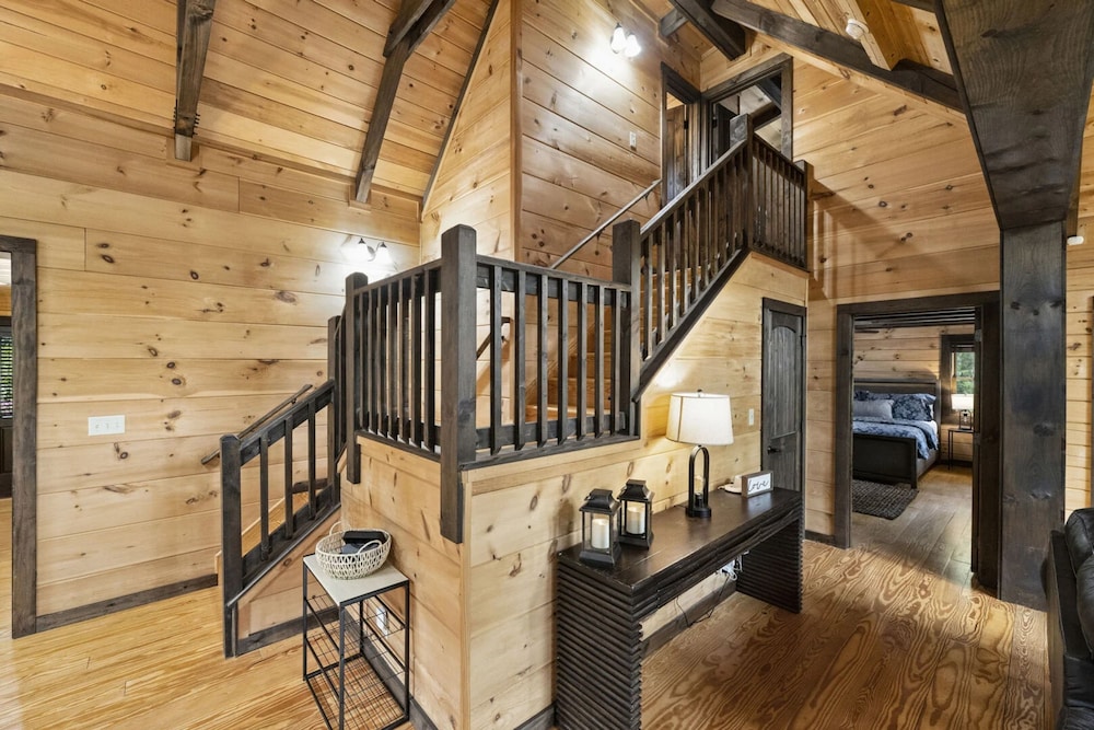 Bankhead Lodge by Avantstay Waterfront Log Cabin