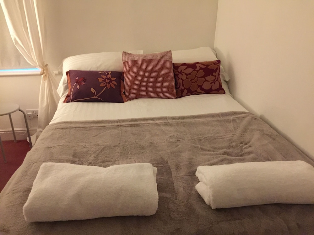 Chesterfield Vacations - Cosy Cottage Sleeps 6 Suit Families, Contractors, Couples - Property Image 1