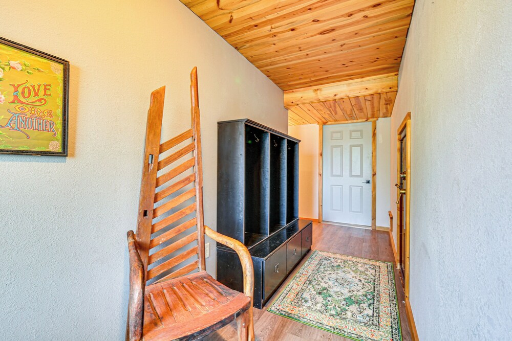 3 Mi to Dtwn: Mtn-view Retreat in Hot Springs!
