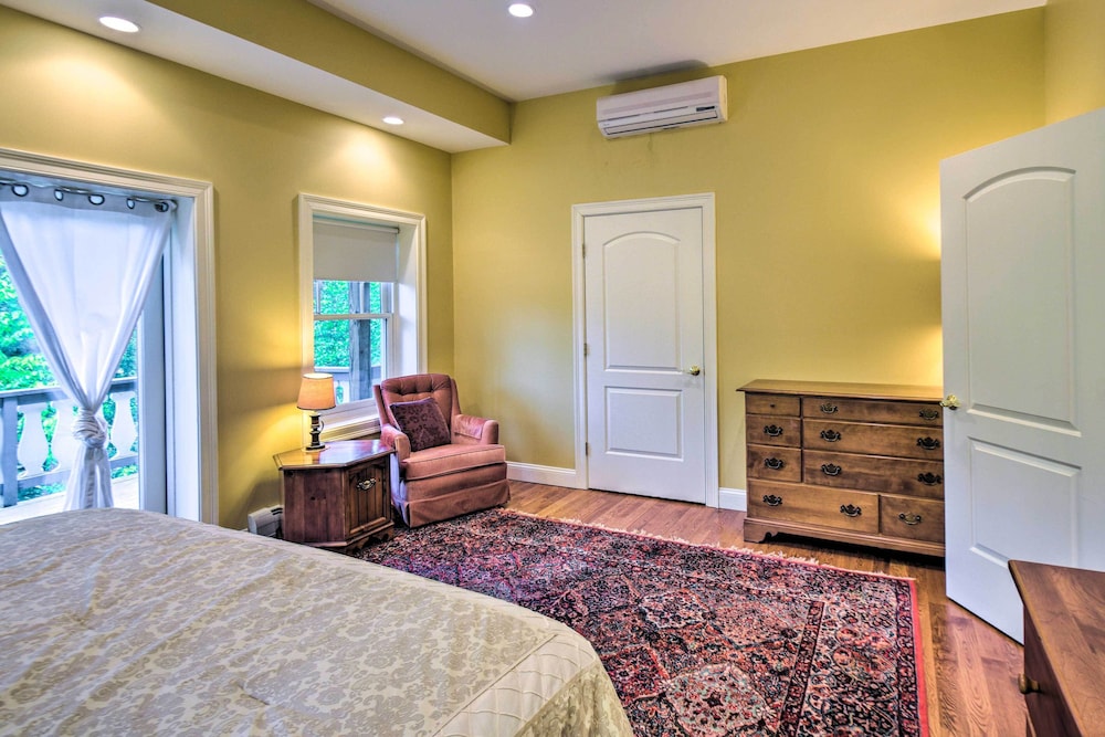Spacious Bartlett Home w/ Fireplace + Kitchen view 4