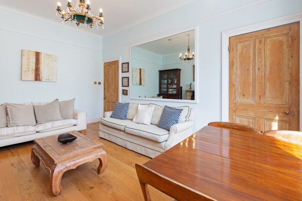 Gorgeous 1 Bedroom in Earl's Court With Vintage Furniture