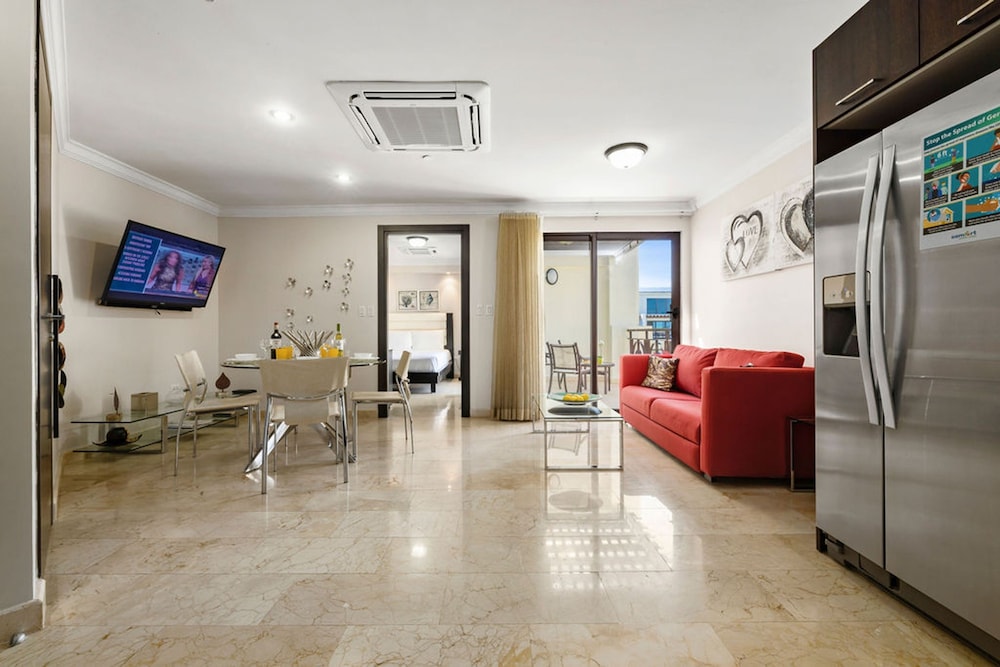 1BR 2BA Corner Condo on Top Floor w Amazing Views