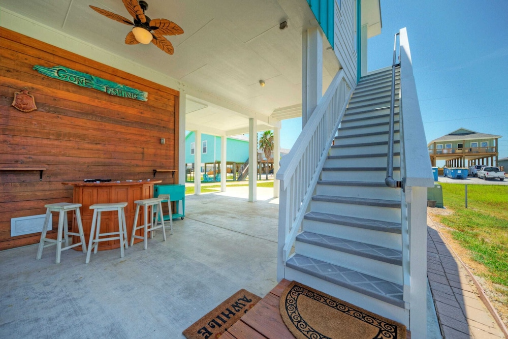 Family-friendly Beach Home Bbq, Patio & Fire Pit & Mins to Beach Bottom's Up by Avantstay