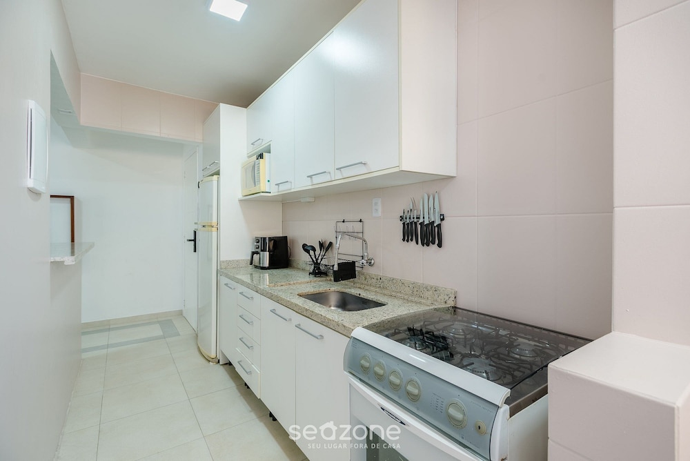 Apt in B.C Just Steps From the Beach Cec0501