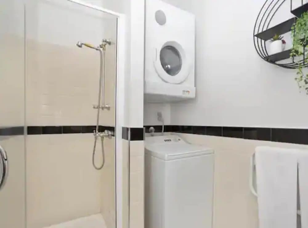 Modern, One Bedroom Princes Wharf Apartment W/ Ac view 4