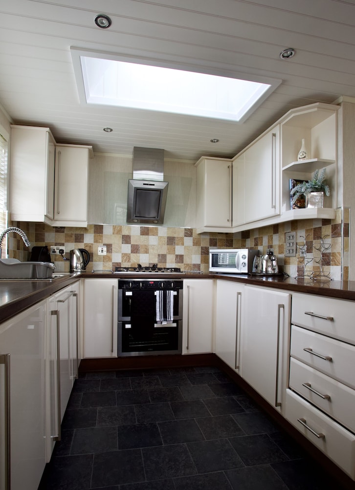 Beautiful 2-bed Lodge With hot tub and Saunain Ely view 4
