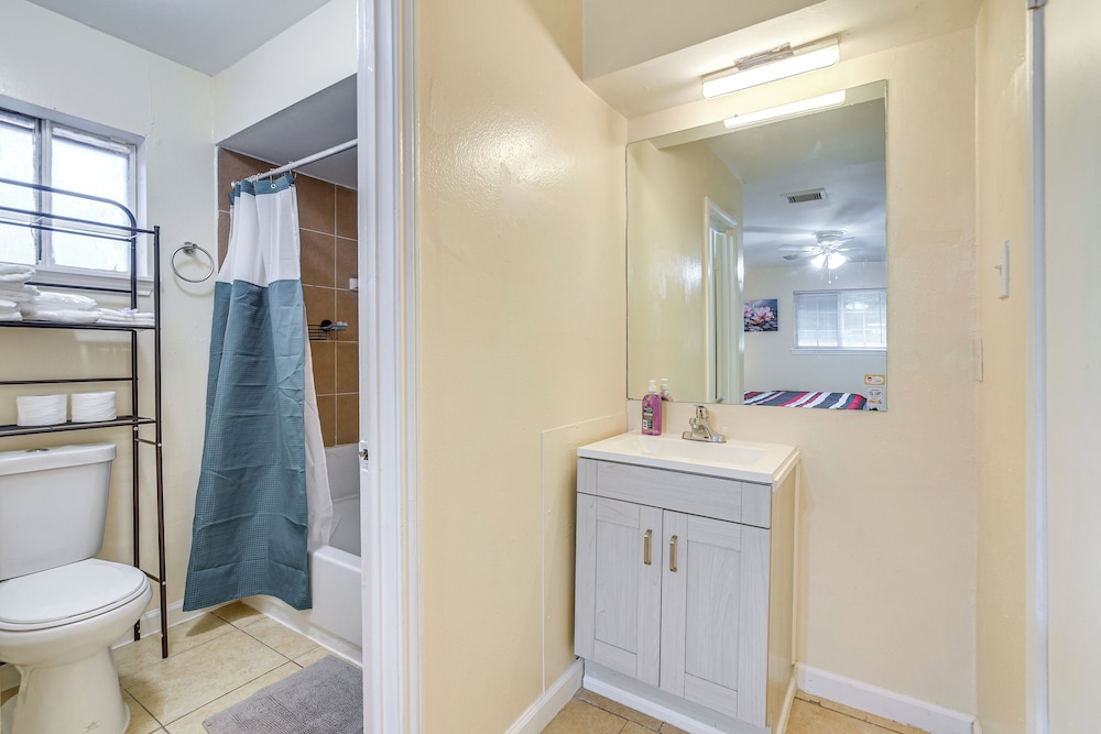 2 Mi to Chinatown: Pet-friendly Houston Home