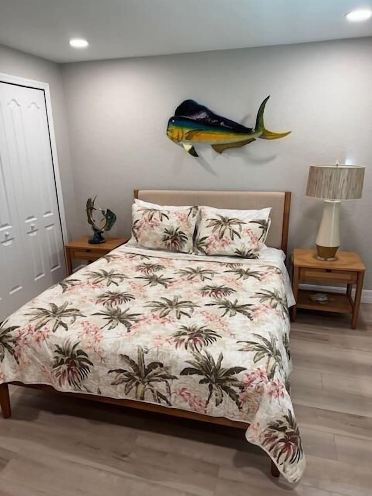 Punta Gorda Isles 4-Bedroom Private Pool+Spa Home on Canal 4 Home