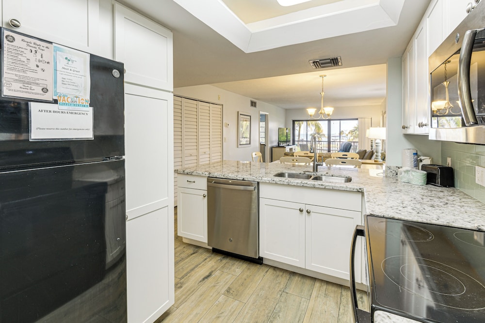 2 Mi to Sombrero Beach: Condo w/ Pool & Hot Tub