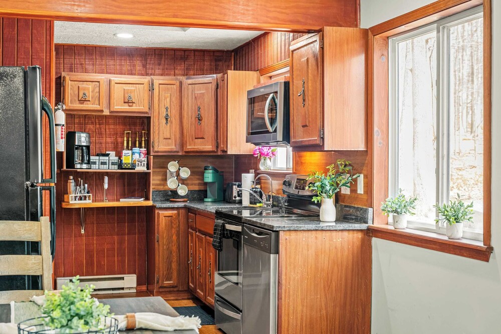 Stylish Renovated Home Open Layout, Coffee Bar + Near Hiking & Waterfalls
