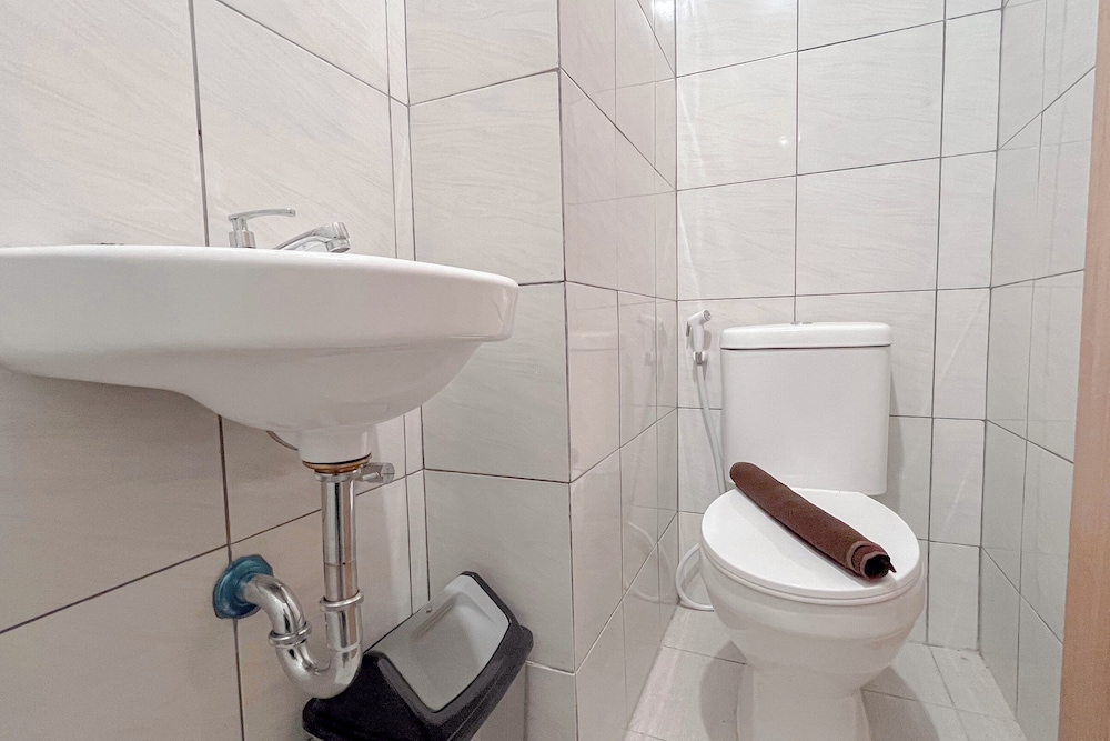 White Style Studio (No Kitchen) Apartment Bandaraya - Tallasa City Makassar