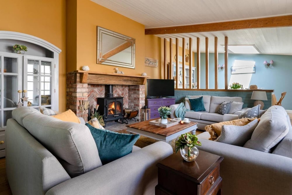 The Cottage - Characterful Coastal With hot tub
