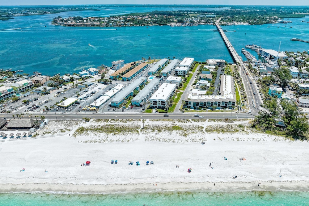 Anna Maria Island Beach Sands 202-private Beach Access-heated Pool