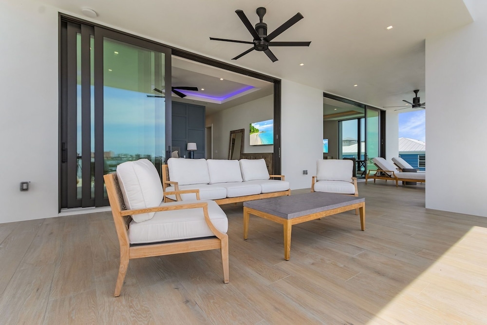793 Shoreline Estate: 6bd/6br, Luxurious Pool Home On The Water! 6 Bedroom Home