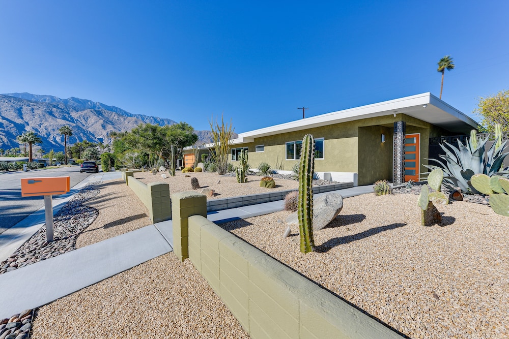 2 Mi to Downtown: Luxe Palm Springs Home! view 2