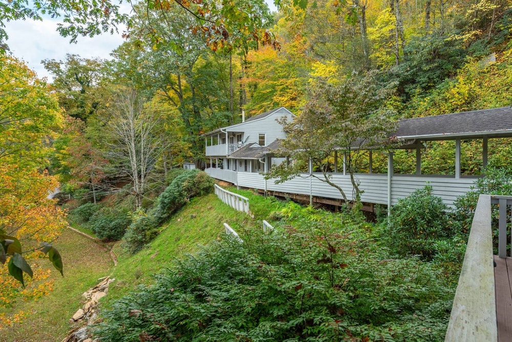 Riverfront Sanctuary Your Mountain Getaway