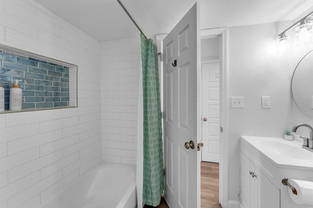 Oceanfront Gem Pool, Balcony, Modern Touch 3 Bedroom Condo