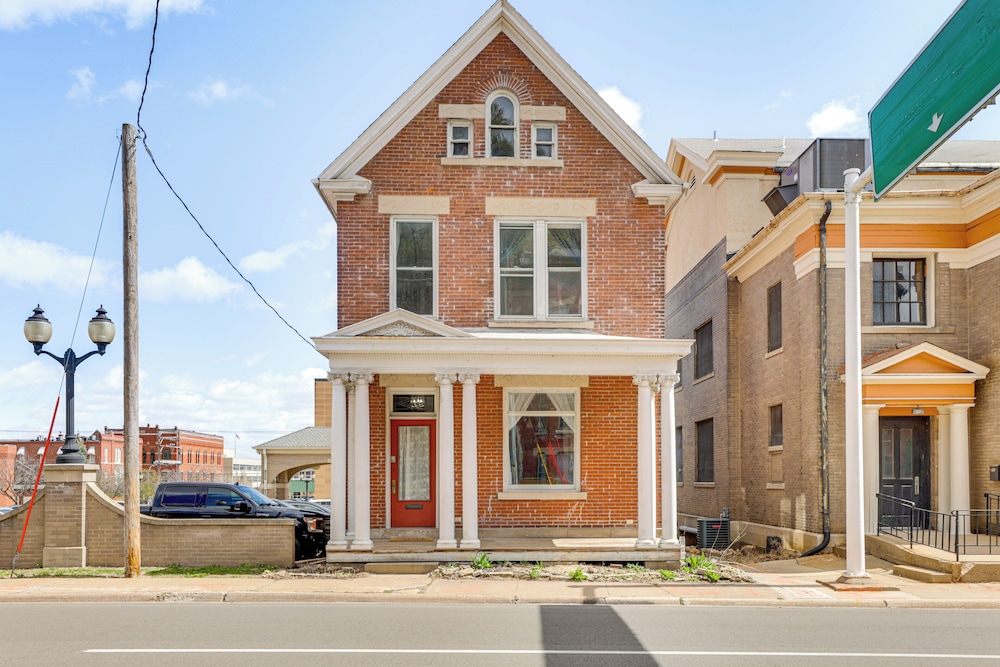 Walk Downtown: Inviting Historic Home in Dubuque!