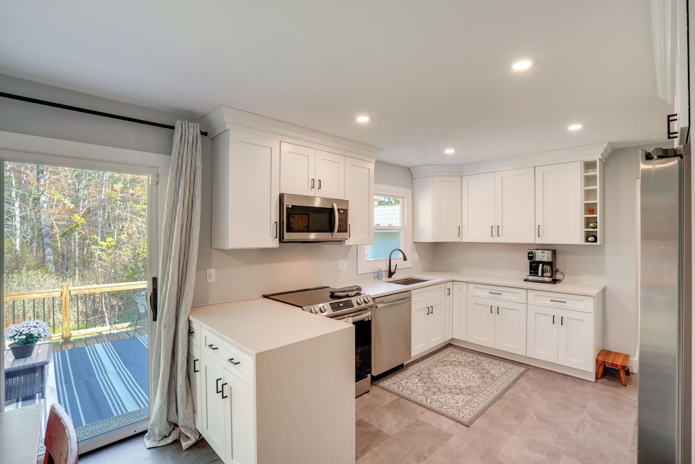 1 Mi to Dtwn: Cottage w/ Large Yard in Stockbridge