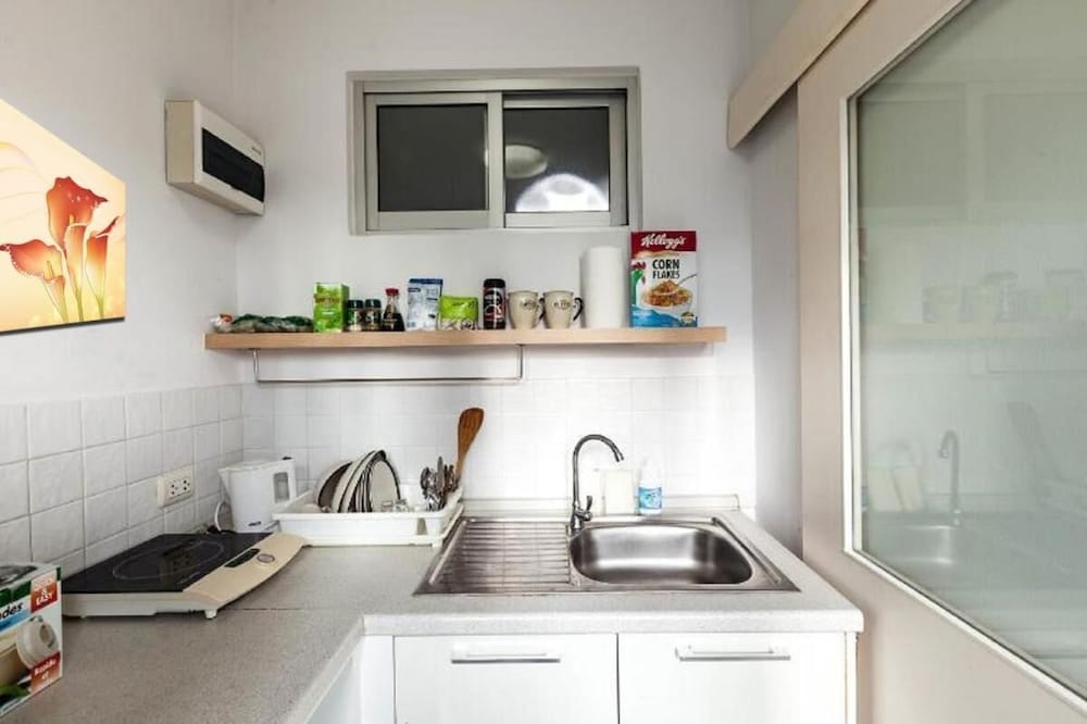 1BR Condo 5 Min to BTS 1000mbps Fiber Wi-fi Great Location