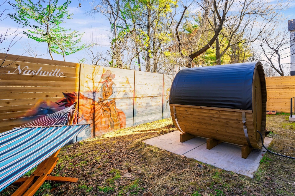 Rooftop Deck Hot Tub Retreat in Downtown Nashville