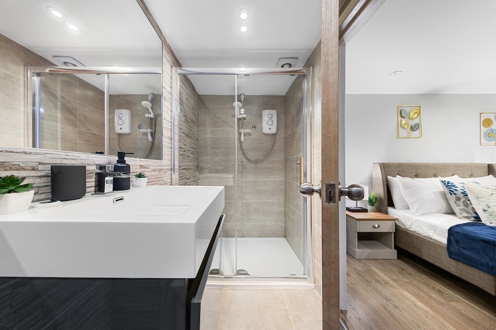 Modern Battersea Suite - London City Retreat
